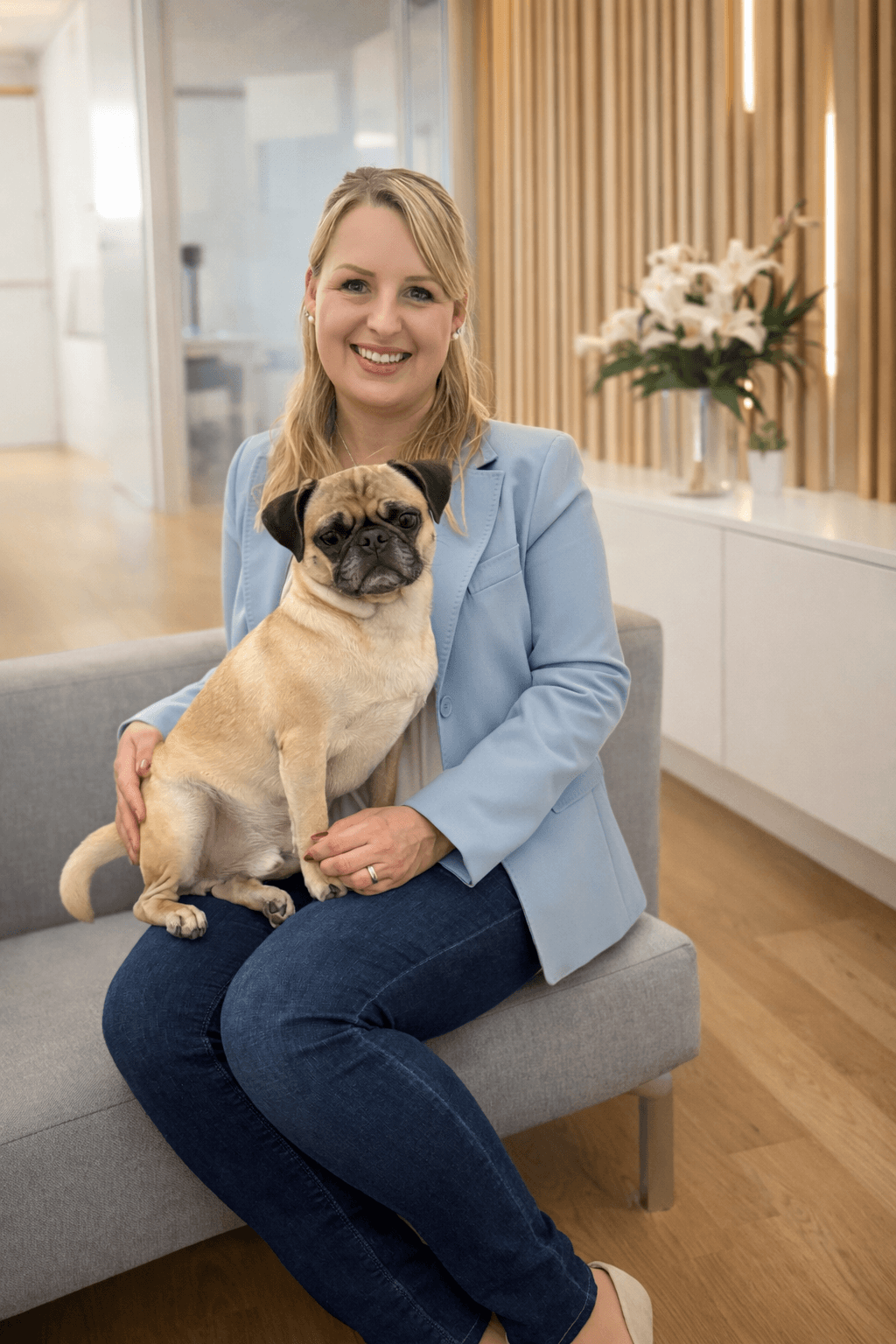 Paulina von Moritz mit Kanzleihund auf dem Sofa