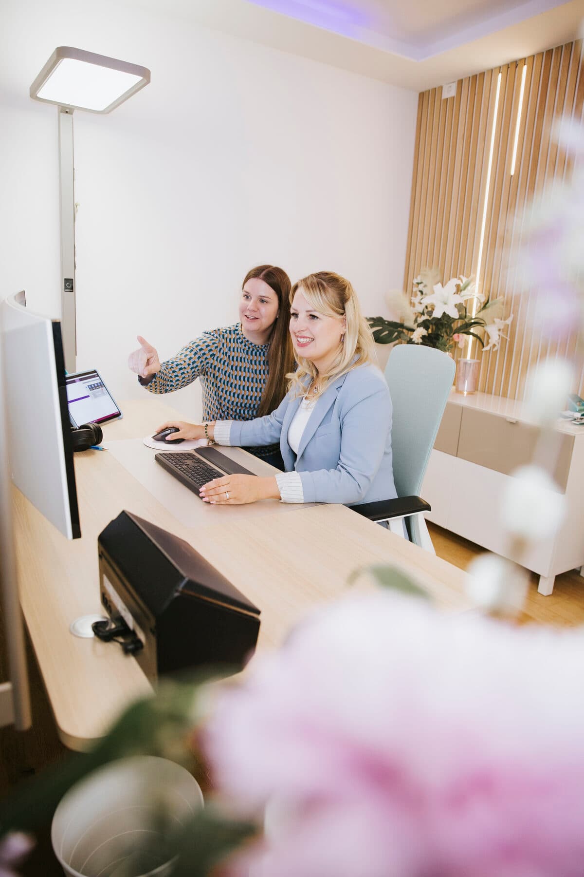 Teamarbeit am Schreibtisch