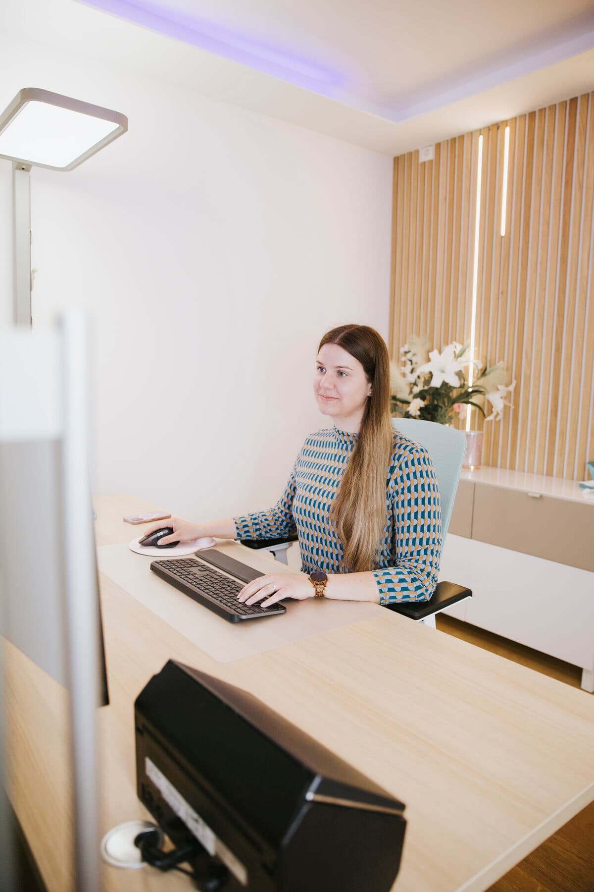 Mitarbeiterin bei der Arbeit